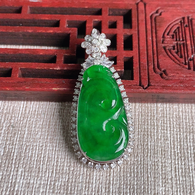 天然A货翡翠18K金伴钻镶嵌满绿如意吊坠 
尺寸26.5-15.6-5.8裸石24-12mm 重量4.08g 0329