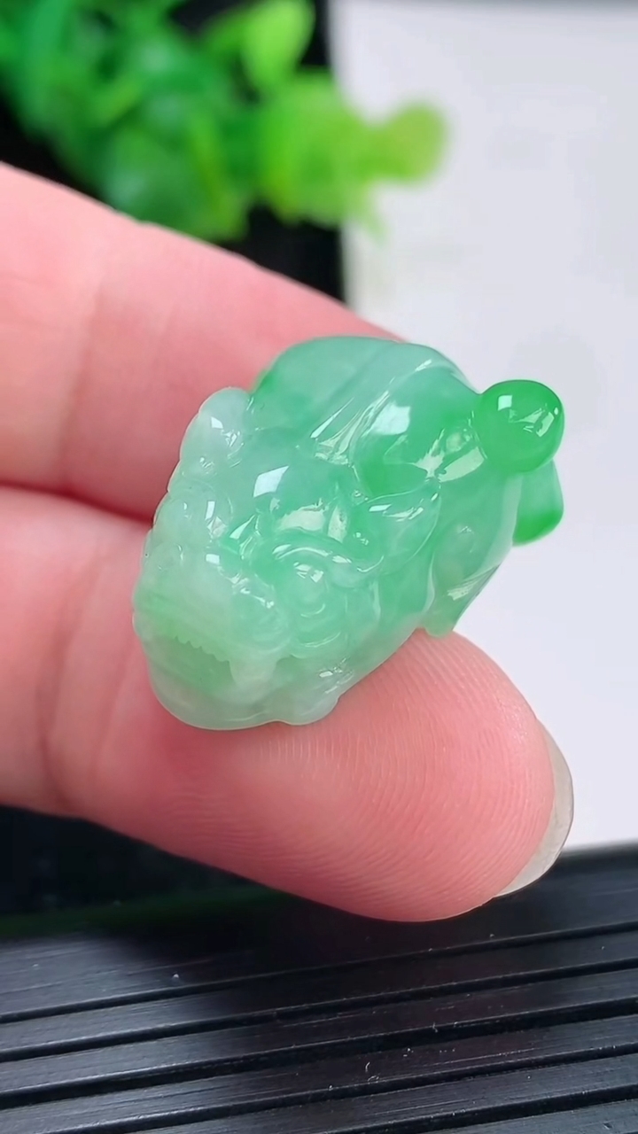 天然A货翡翠貔貅吊坠，尺寸24-15-12重量:8.89g
3月30日