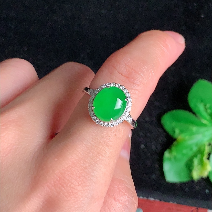 天然A货翡翠18K金伴钻镶嵌阳绿蛋面戒指 圈口17.5裸石
尺寸10-8.6mm 重量3.75g 0329