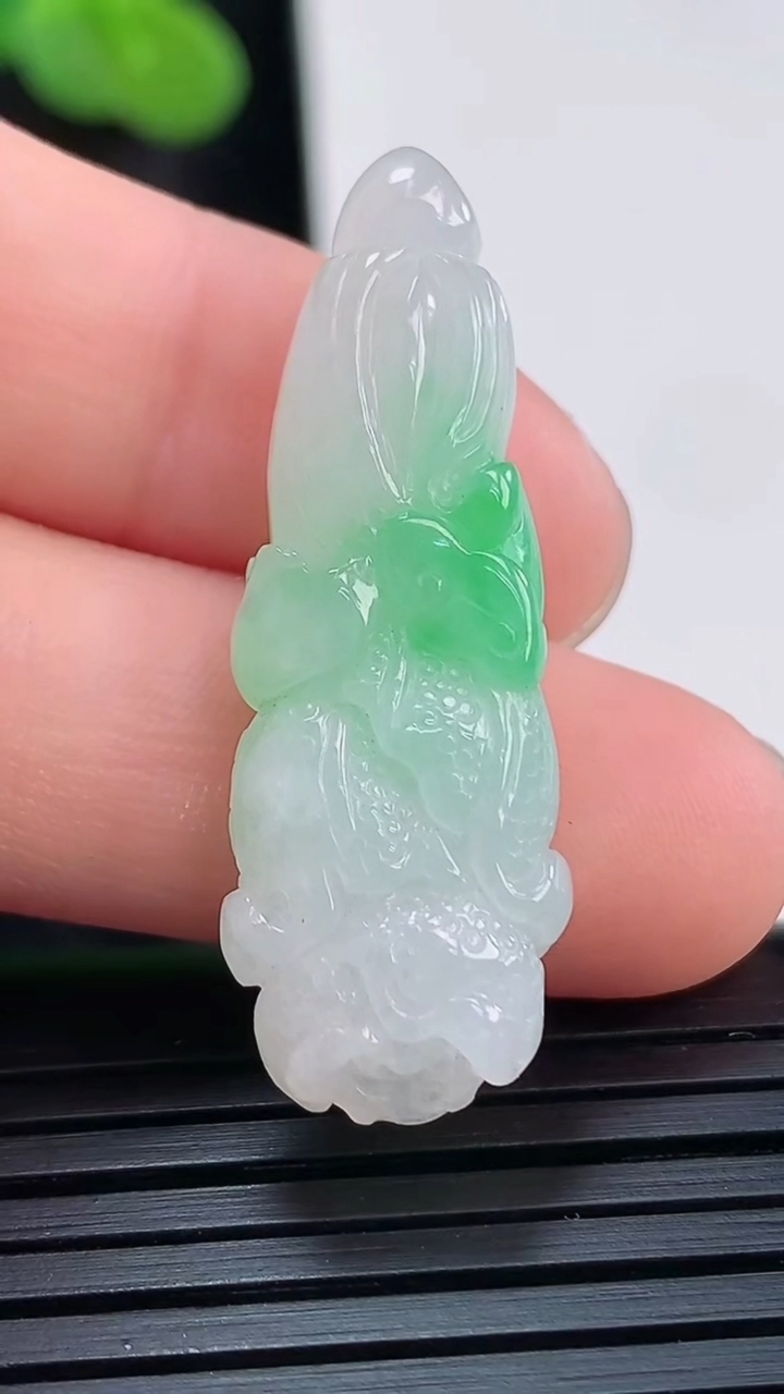 天然A货翡翠白菜吊坠，尺寸36-13-6重量:5.08g
3月30日