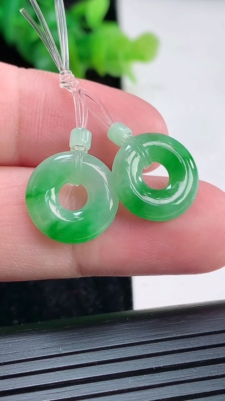 天然A货翡翠子母平安环吊坠一对，尺寸14-2.5重量:2.03g
3月30日