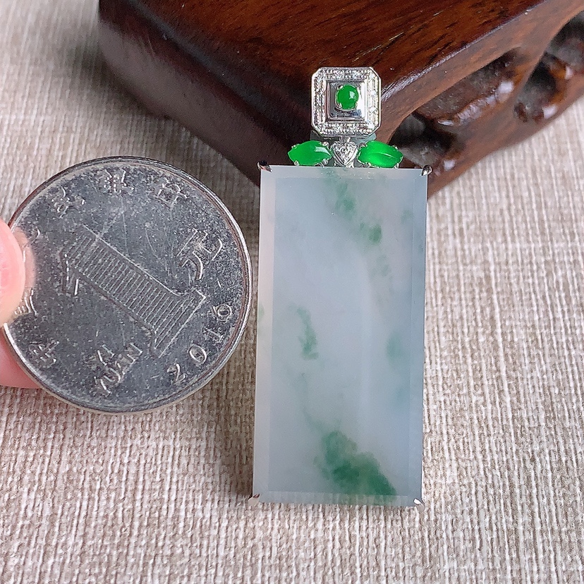 天然A货翡翠18K金伴钻镶嵌飘花无事牌吊坠 
尺寸41.8-31.8-16-6.3mm 重量7.90g 0329