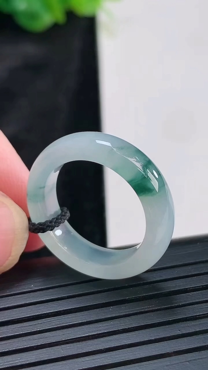 天然A货翡翠冰种飘花素面玉指环 戒指，尺寸17.5-5.6-4重量:3.75g2026年3月30日
