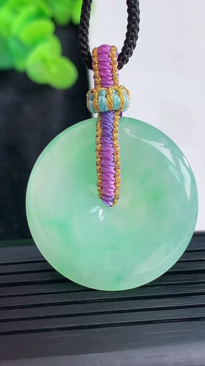 天然A货翡翠平安扣吊坠，尺寸30.5-6重量:11.75g
3月30日