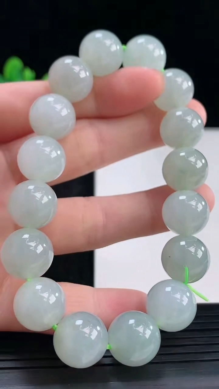 天然A货翡翠圆珠手串，尺寸12.5，重量:56.32g3月30日
工厂直销收藏佳品,种好水足，色泽均匀，有种有色，上手高大气！