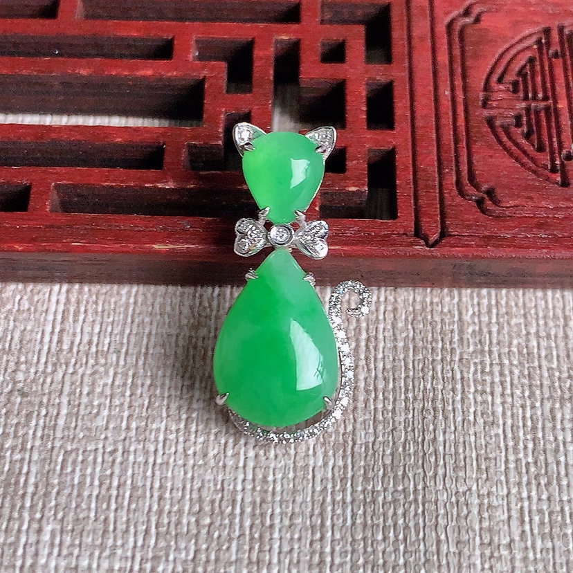 天然A货翡翠18K金伴钻镶嵌甜绿水滴吊坠 
尺寸27-14.4-10.2-6.5mm 重量3.18g 0329