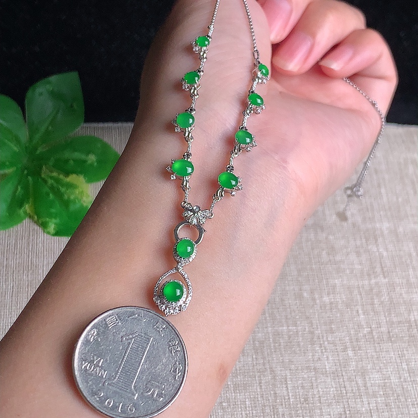 天然A货翡翠18K金伴钻镶嵌满绿蛋面项链 
尺寸4.4-4.2-6.2mm 重量5.88g 0329