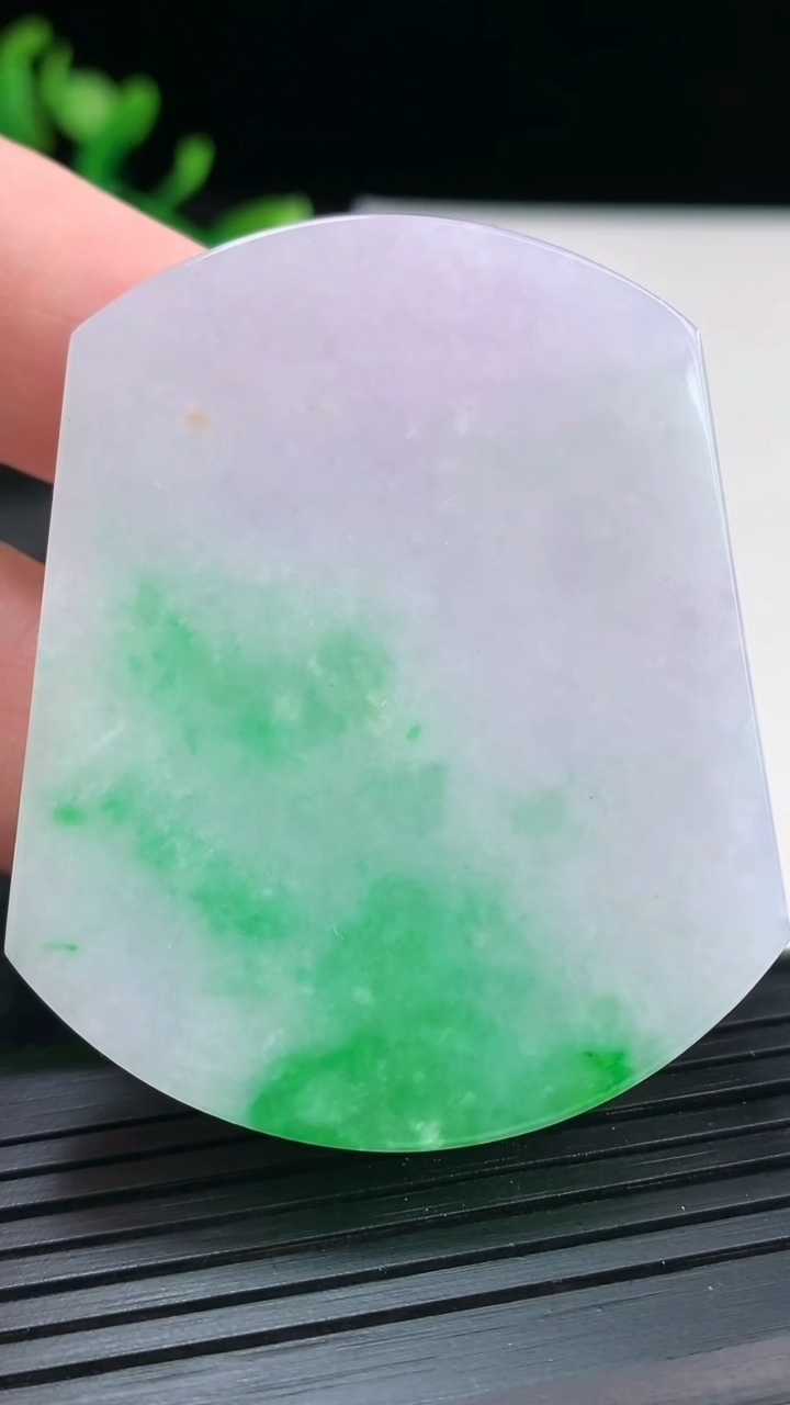 天然A货翡翠无事牌吊坠，尺寸53.6-44-6.2重量:39.96g
3月30日