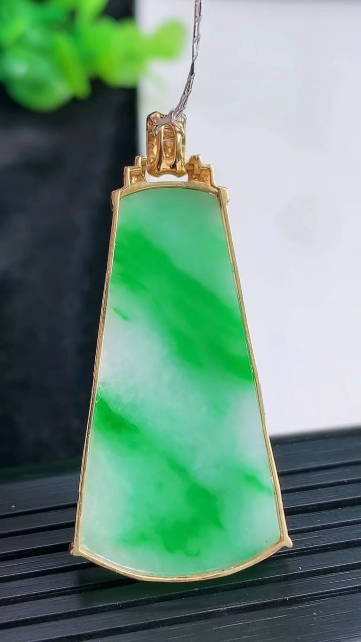 天然A货翡翠无事牌吊坠，尺寸43-20.5-5，裸石37-20重量:6.93g
3月30日