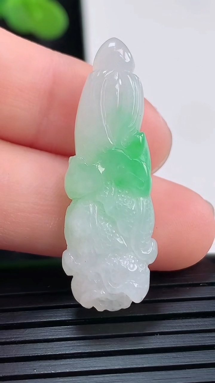 天然A货翡翠白菜吊坠，尺寸36-13-6重量:5.08g
3月30日
