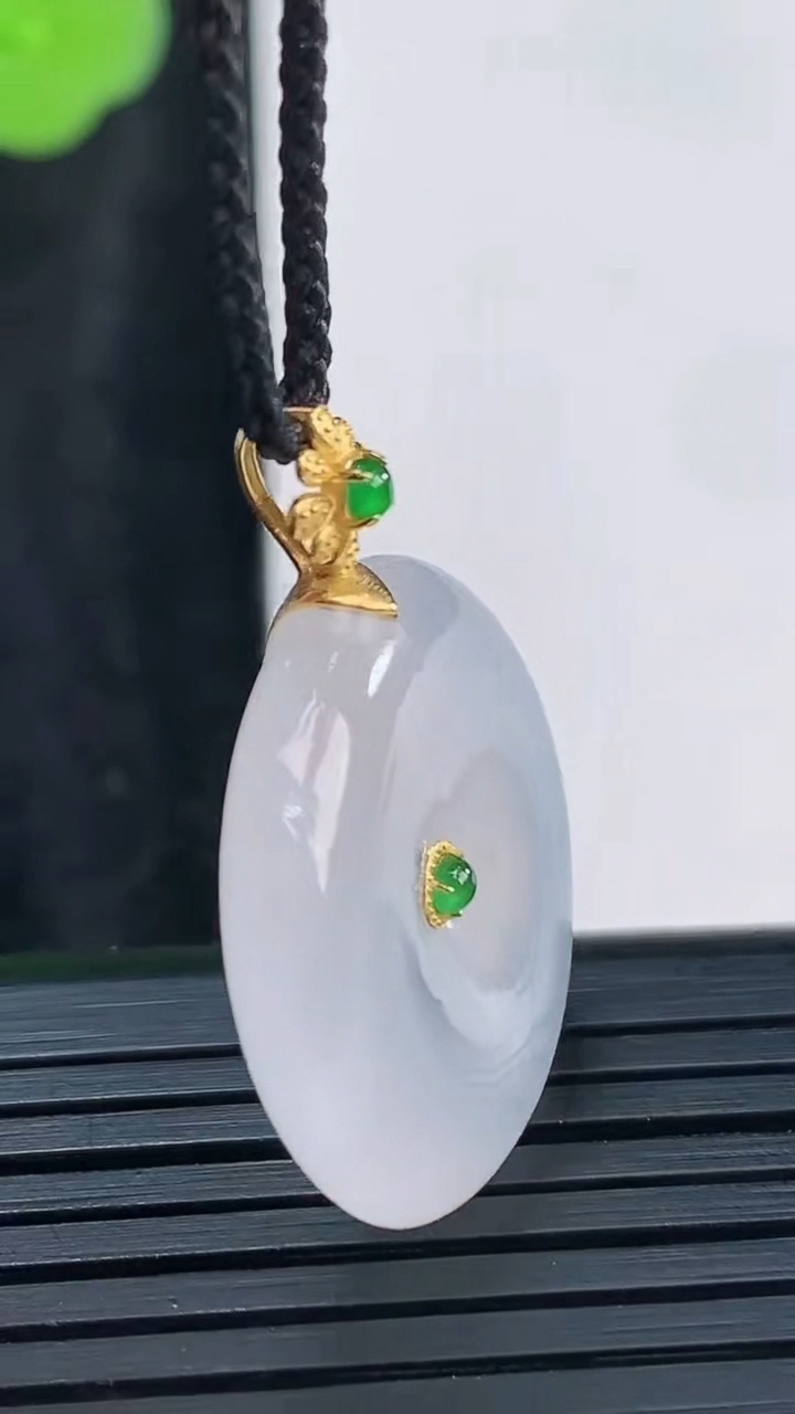 天然A货翡翠种白冰平安扣吊坠，尺寸23-5.5重量:6.24g
3月30日