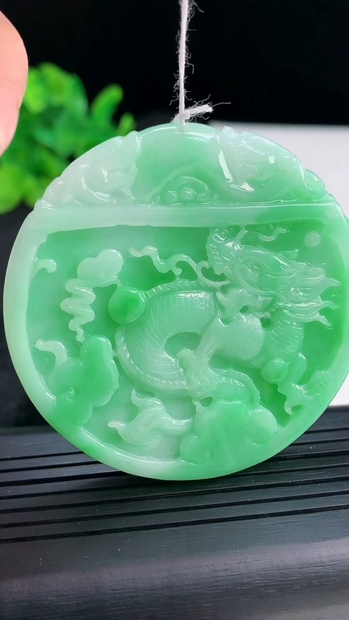 天然A货翡翠龙牌吊坠，尺寸54-6重量:40.66g
3月30日