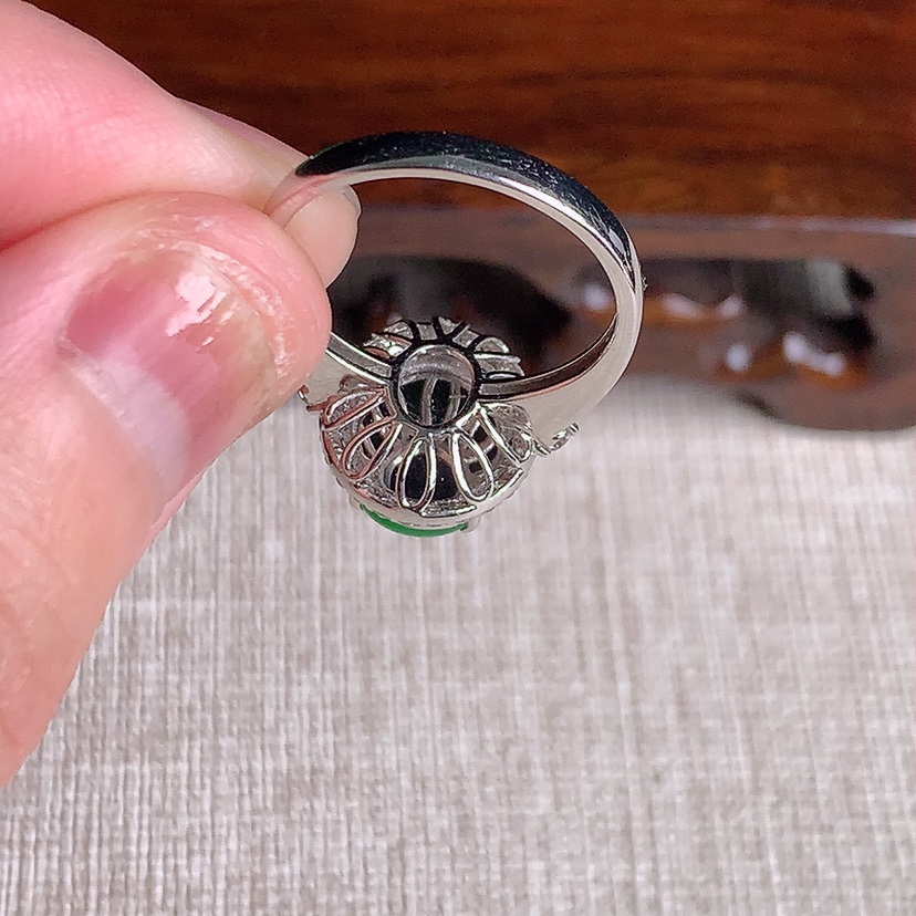 天然A货翡翠18K金伴钻镶嵌阳绿蛋面戒指 圈口17.5裸石
尺寸10-8.6mm 重量3.75g 0329