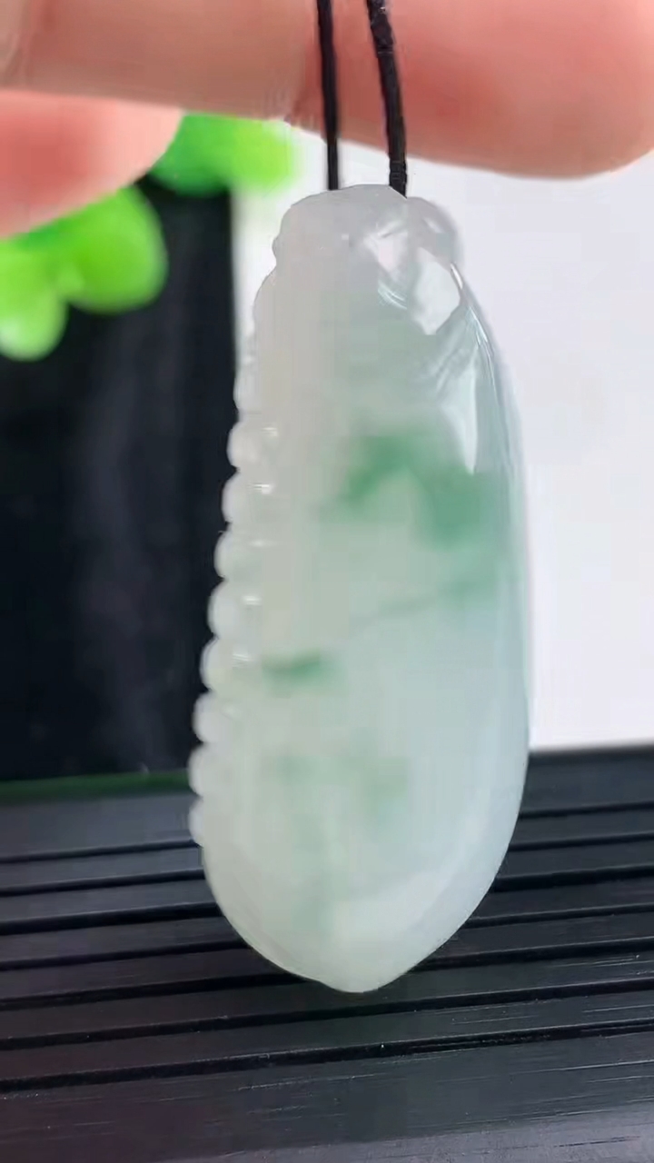天然A货翡翠福瓜吊坠，尺寸41.5-19-10重量:14.71g
3月30日