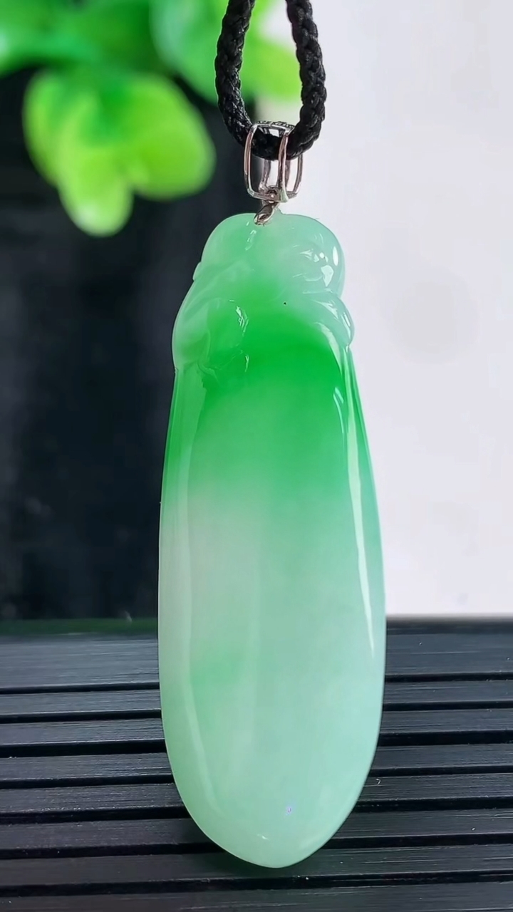 天然A货翡翠福瓜吊坠，尺寸39.5-14-8.5重量:9.15g
3月30日