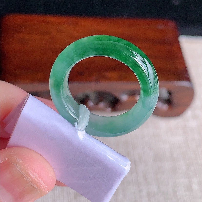 天然A货翡翠飘花素面戒指 
尺寸17-6-4mm 含纸包重量5.68g 0329