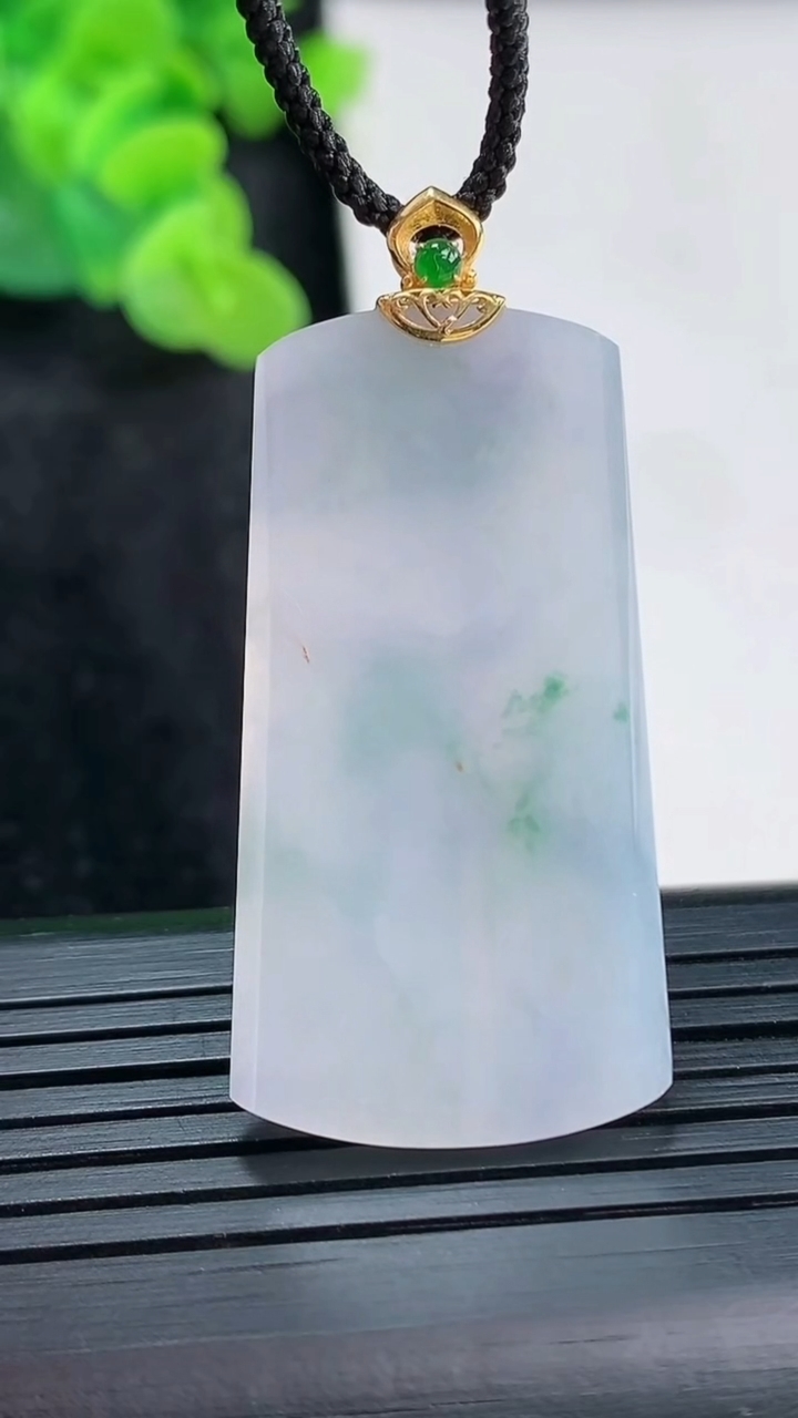 天然A货翡翠18k金紫罗兰 飘花无事牌吊坠，尺寸39-20.6-3重量:7.23g
3月30日