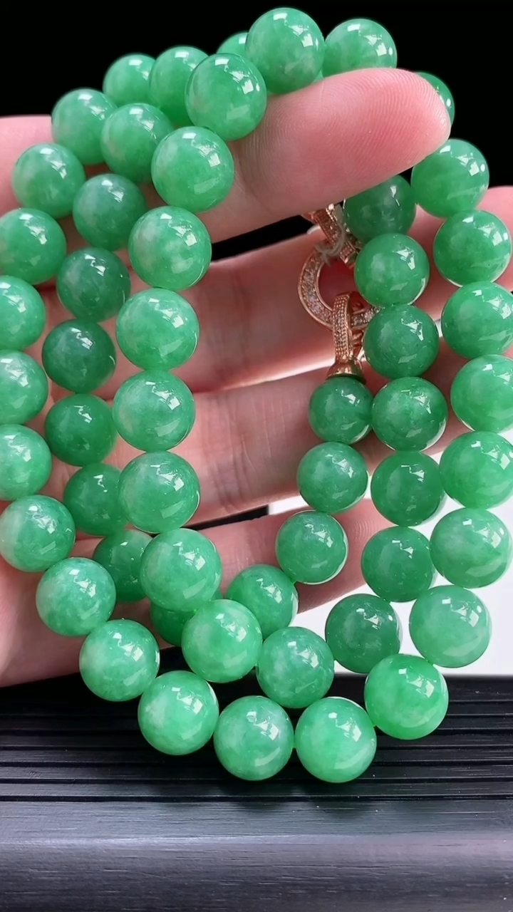 天然A货翡翠圆珠项链，尺寸10重量:104.58g
3月30日