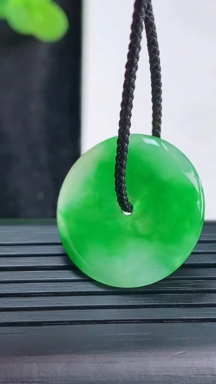 天然A货翡翠平安扣吊坠，尺寸22.6-3.6重量:3.77g
3月30日