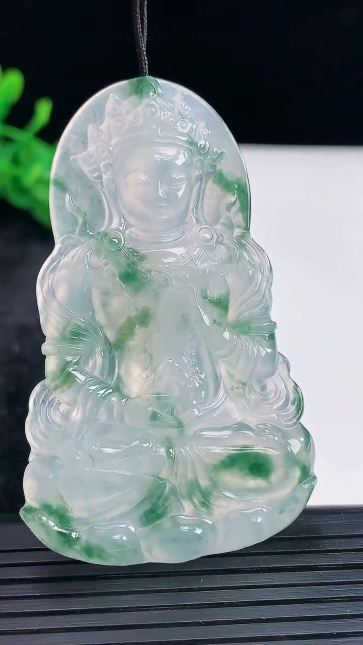 天然A货翡翠种飘花度母观音菩萨吊坠，尺寸61.5-38.6-5重量:20.23g
3月30日