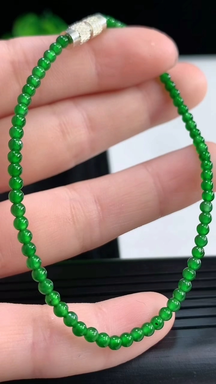 天然A货翡翠小米圆珠手串，尺寸2.5重量:2.84g3月30日
工厂直销收藏佳品,种好水足，色泽均匀，有种有色，上手高大气！