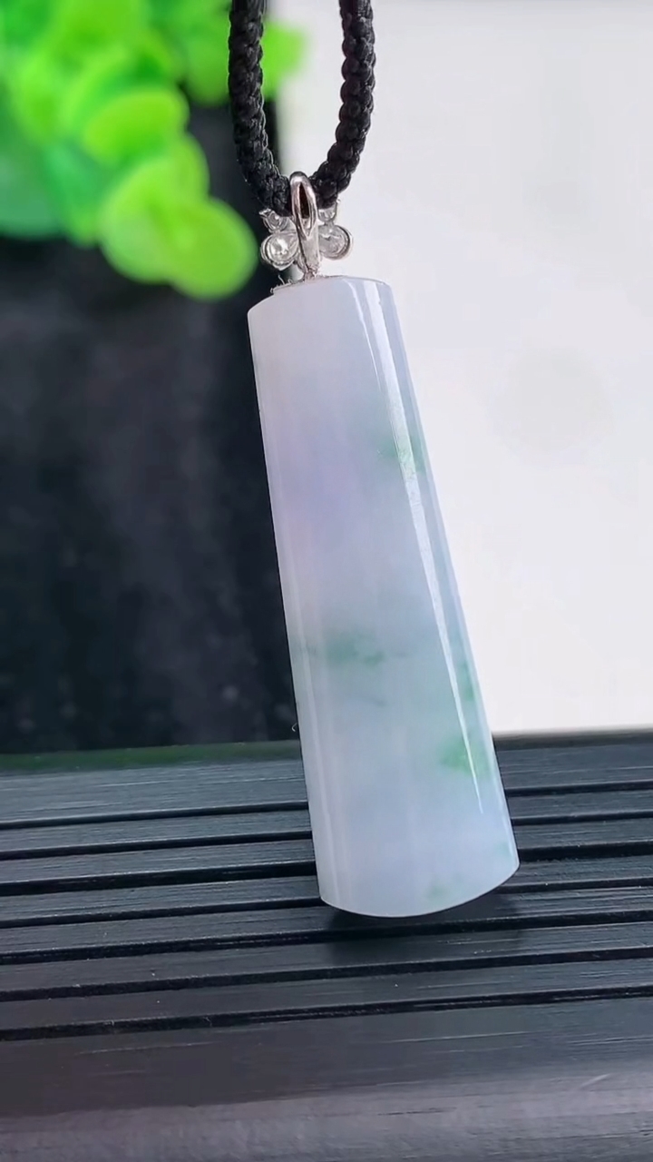 天然A货翡翠18k金紫罗兰 飘花平安柱吊坠，尺寸35.6-11.5-6.2重量:5.82g
3月30日