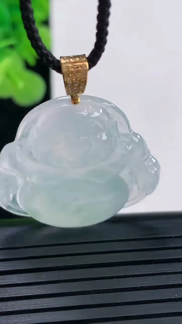 天然A货翡翠种飘花佛公吊坠尺寸28.4-30.6-5.9重量:7.12g
3月30日