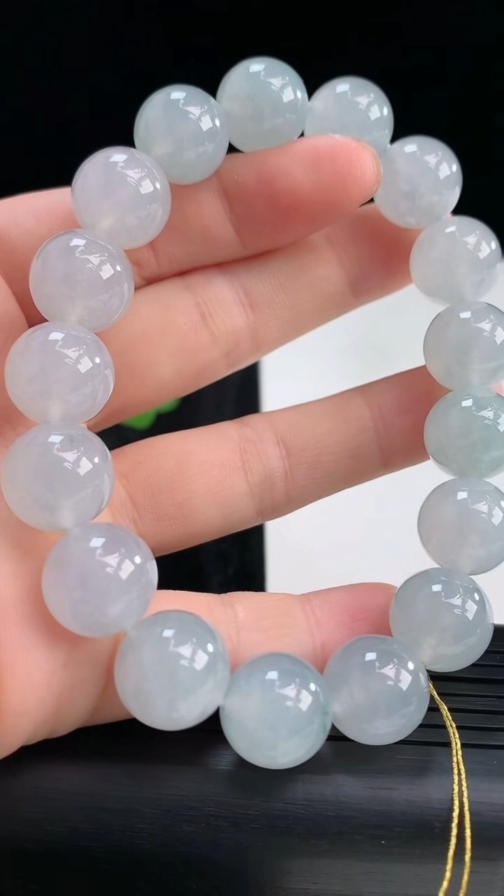 天然A货翡翠种飘花圆珠手串，尺寸12重量:48.59g3月30日
工厂直销收藏佳品,种好水足，色泽均匀，有种有色，上手高大气！