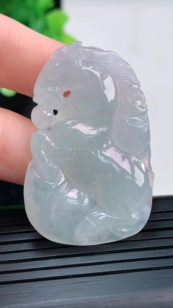 天然A货翡翠飘花生肖马吊坠，尺寸43-28-5重量:14.06g
3月30日