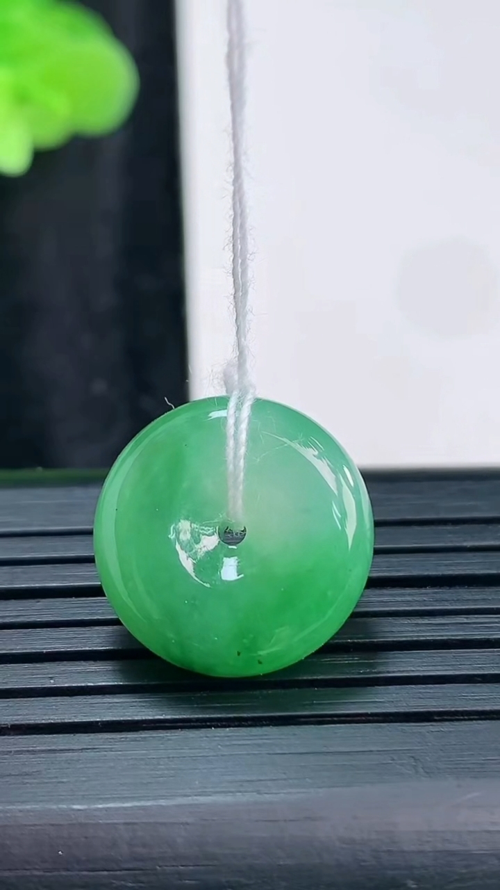 天然A货翡翠平安扣吊坠，尺寸16-6重量:3.52g
3月30日