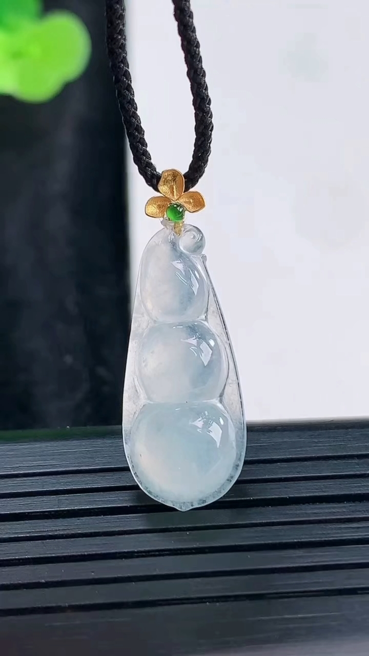 天然A货翡翠种白冰福豆吊坠，尺寸26-11-5重量:1.96g
3月30日