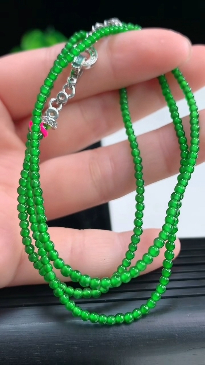 天然A货翡翠小米圆珠项链，尺寸2.5重量:6.42g3月30日
工厂直销收藏佳品,种好水足，色泽均匀，有种有色，上手高大气！