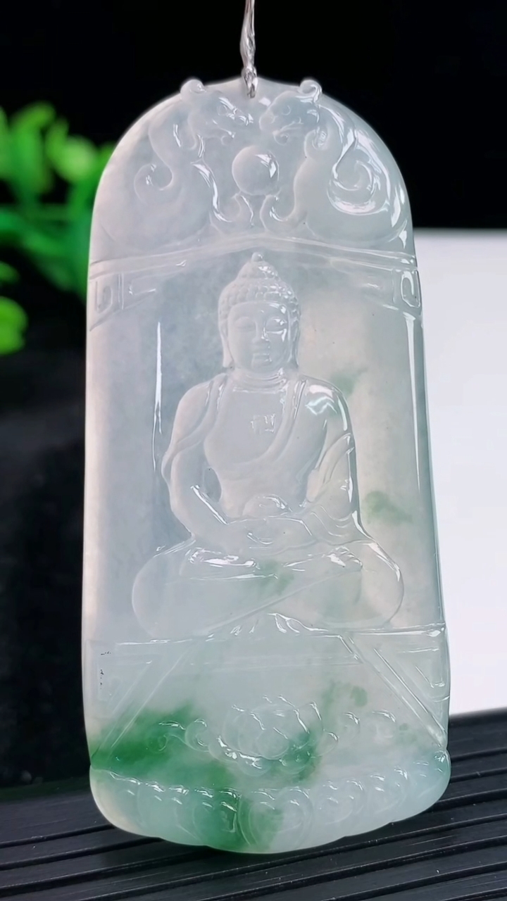 天然A货翡翠种飘花大日如来佛吊坠，尺寸71.5-34.6-5.5重量:32.96g
3月30日