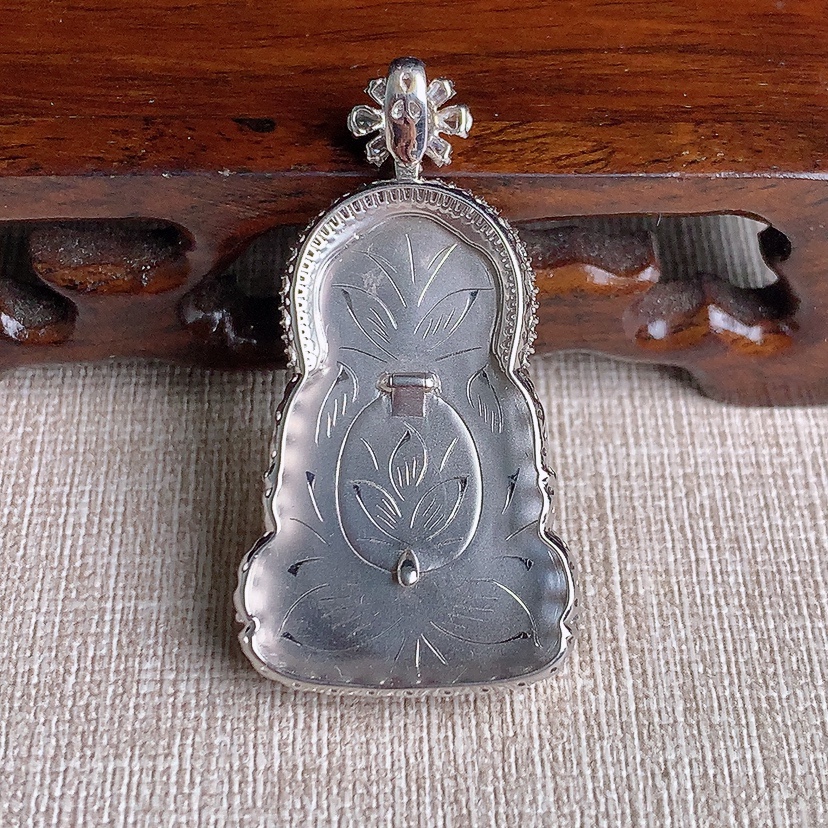 天然A货翡翠18K金伴钻镶嵌黄翡正装观音吊坠 
尺寸44.5-34-23.5-7.6mm 重量9.0