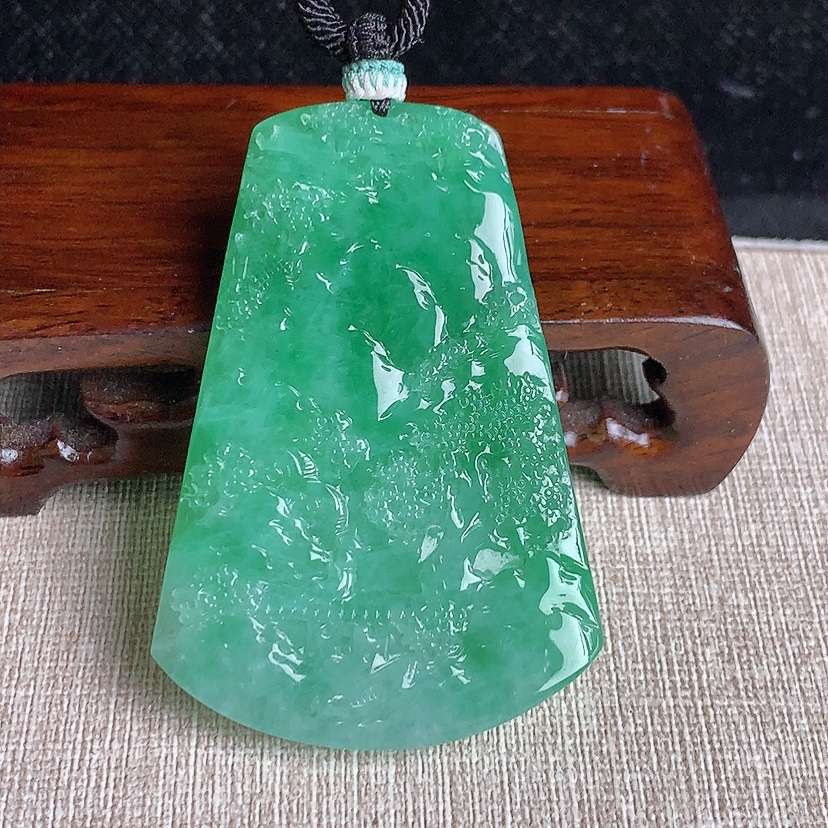 天然A货翡翠满绿意境山水牌吊坠  
尺寸59.2-40.7-5.5mm 重量32.58g 0329