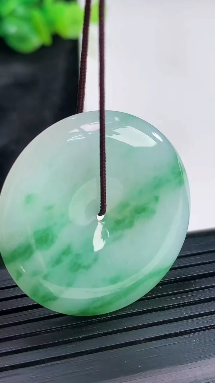 天然A货翡翠平安扣吊坠，尺寸33.5-6重量:13.24g
3月30日