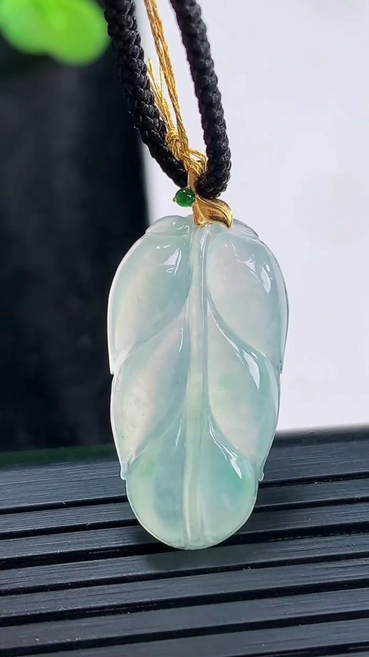 天然A货翡翠金枝玉叶 叶子吊坠，尺寸25-14-3.5重量:2.57g
3月30日