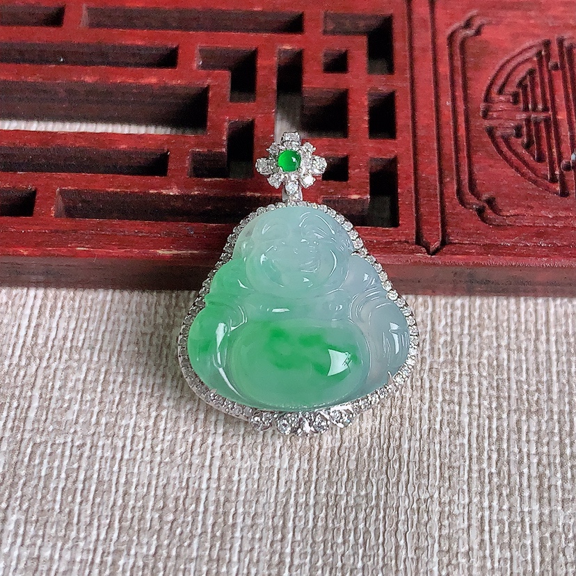 天然A货翡翠18K金伴钻镶嵌飘阳绿佛公吊坠 
尺寸26-20.4-9裸石16.5-18mm 重量4.00g 0329