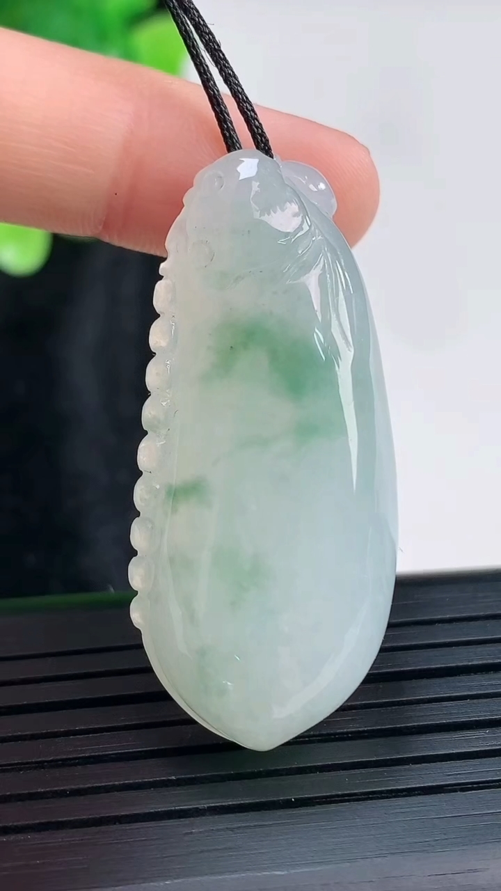 天然A货翡翠福瓜吊坠，尺寸41.5-19-10重量:14.71g
3月30日