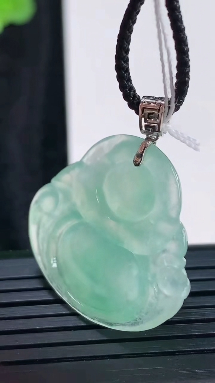 天然A货翡翠佛公吊坠，尺寸26.5-30-6重量:7.08g
3月30日