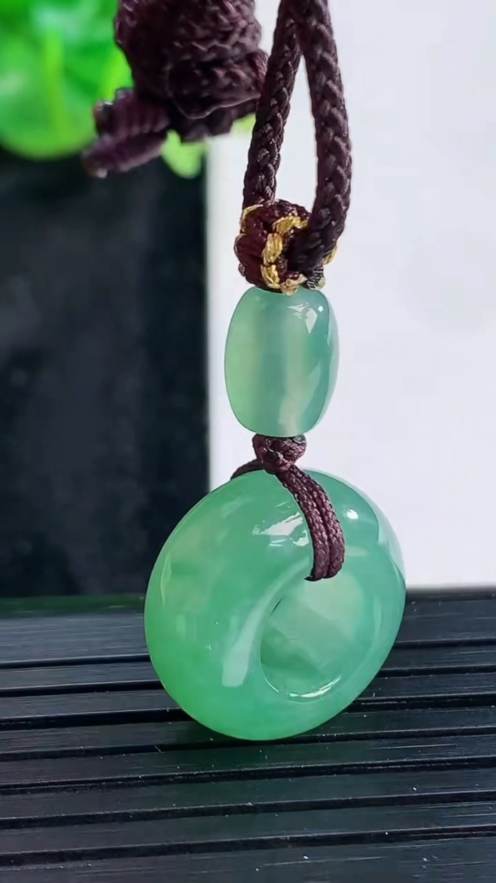 天然A货翡翠路路通吊坠，尺寸17.5-9重量:6.47g
3月30日