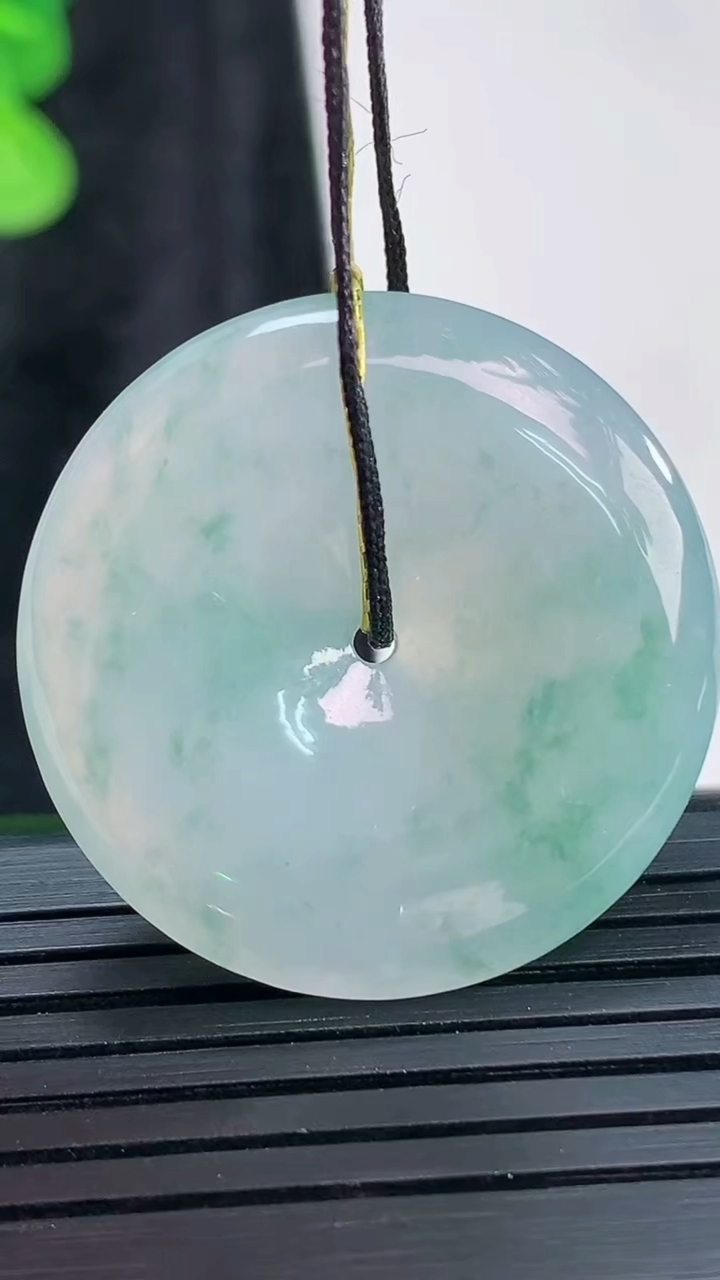 天然A货翡翠飘花平安扣吊坠，尺寸30-5.5重量:10.47g
3月30日