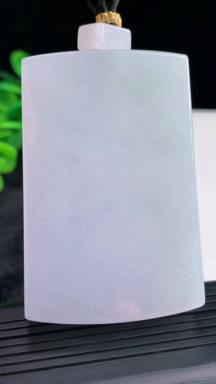 天然A货翡翠紫罗兰无事牌吊坠，尺寸62.6-42-12.8重量:109.61g
3月30日