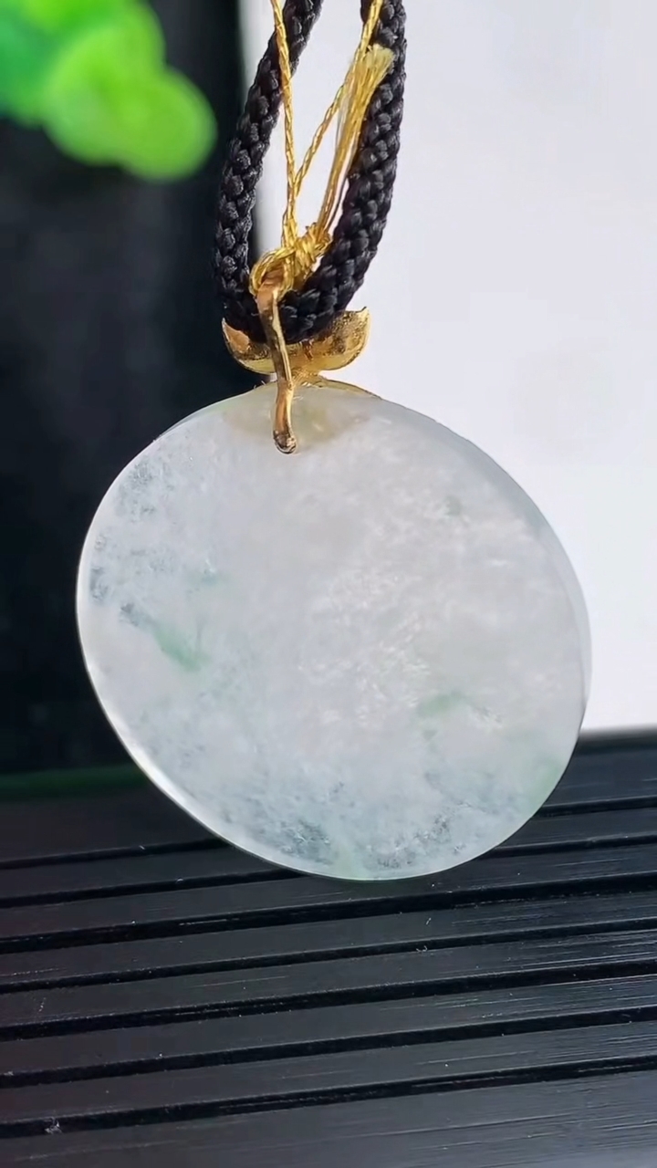 天然A货翡翠无事牌吊坠，尺寸25.6-2重量:3.76g
3月30日