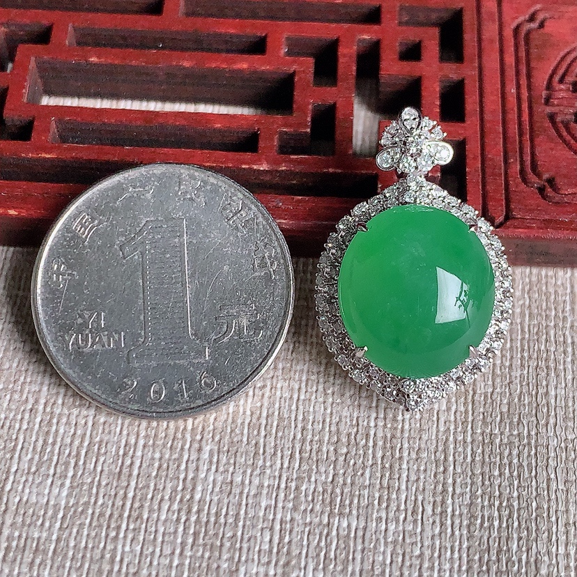 天然A货翡翠18K金伴钻镶嵌阳绿蛋面吊坠 
尺寸27.6-18.8-16.2-12mm 重量7.70g 0329