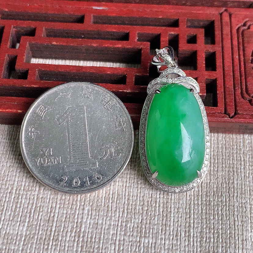 天然A货翡翠18K金伴钻镶嵌满绿蛋面吊坠 
尺寸33.2-15.5-10.8裸石22-12.3mm 重量7.52g 0329
