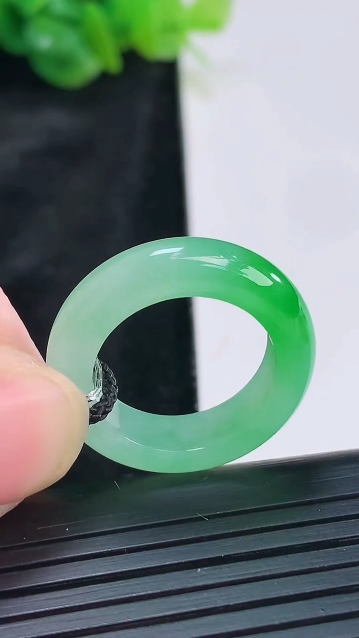 天然A货翡翠玉指环 戒指，尺寸17.5-6-4重量:4.69g2026年3月30日
工厂直销收藏佳品,种好水足，色泽均匀，有种有色，上手高大气！