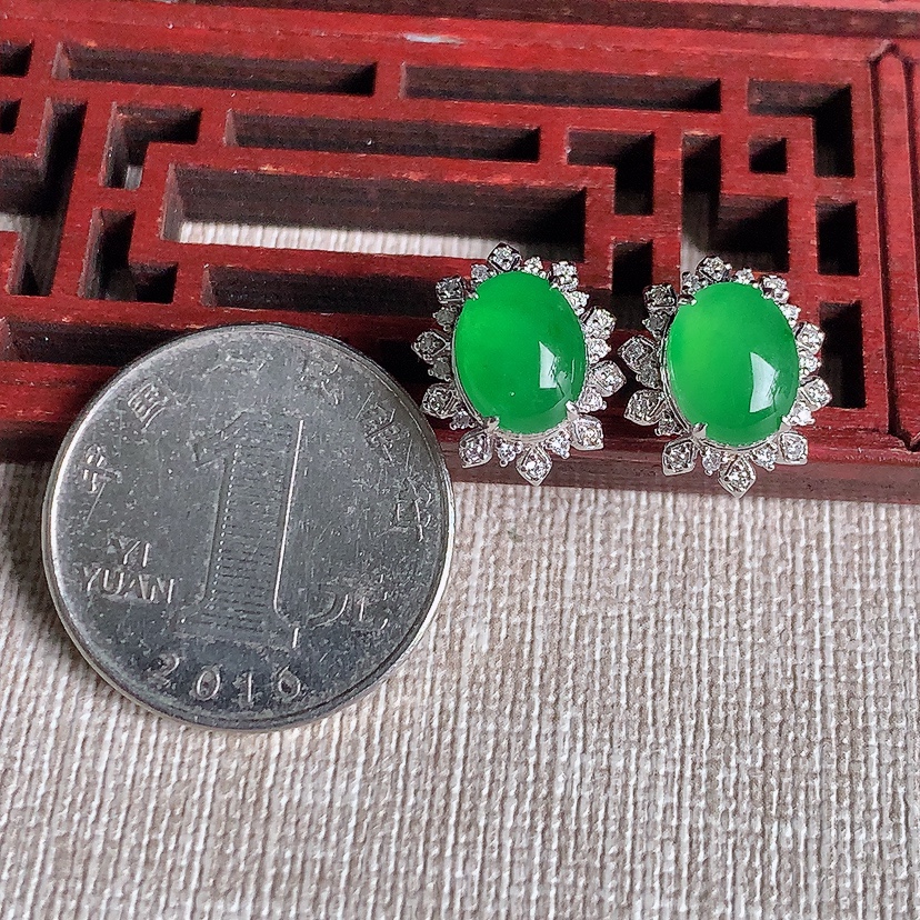 天然A货翡翠18K金伴钻镶嵌阳绿蛋面耳钉 
尺寸9.4-7.2mm 重量3.96g 0329