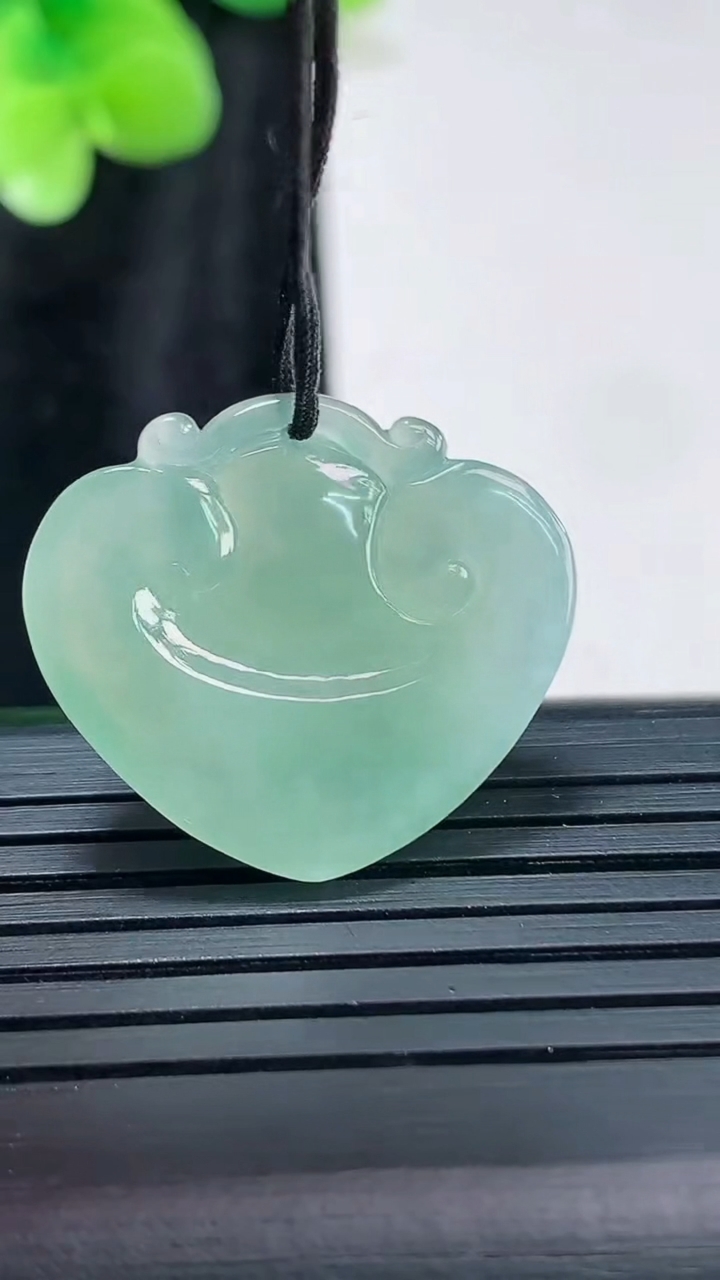 天然A货翡翠如意头吊坠，尺寸22-25-4.5重量:4.36g
3月30日