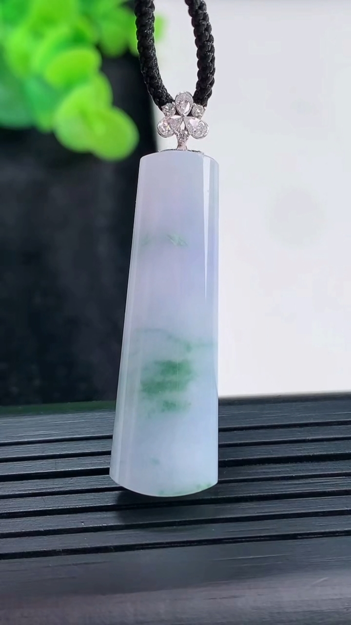 天然A货翡翠18k金紫罗兰 飘花平安柱吊坠，尺寸35.6-11.5-6.2重量:5.82g
3月30